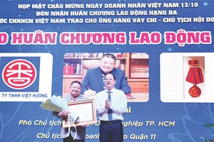 胡志明市委常务副书记阮胡海转授三等劳动勋章给杭慰瑶先生。