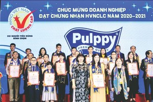 李庆慧(前排中)代表Pulppy领取越南优质产品证书。