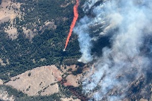 这是8月18日拍摄的加拿大不列颠哥伦比亚省的山火。（图：新华社）