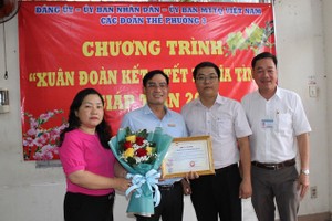 第八郡第三坊向华文《西贡解放日报》致上鲜花和感谢函。