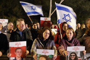 以色列周末有民众示威，要求政府尽快达成协议，让被扣押在加沙的人质获释。（图：AFP）