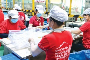 华人企业大同进塑料公司的生产线一隅。晓东 摄