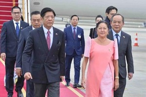 菲律宾总统马科斯抵达河内，开始对越南进行国事访问。（图：人民报）