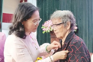 逾百党员获党龄纪念章