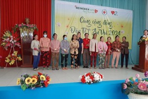 隆安省红十字会向当地贫困户赠送“仁爱之春”市集购物券。（图：德启）