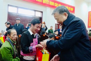 公安部长苏霖大将向山罗省贫穷户赠送春节礼物。（图：T.C）