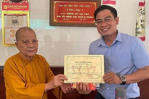 本报向林观寺和玉光精舍老人送暖