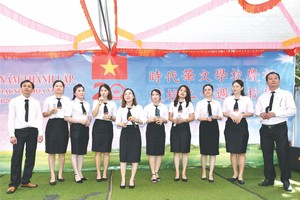 时代学校董事长李政达(右一)与教师们为庆祝教师节高歌。