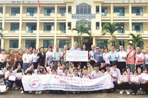 中资企业春节送温暖