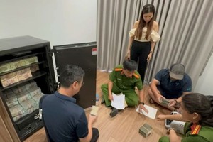 市公安检查保险箱，发现卖淫集团非法取得的数百亿元。