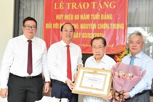 市领导向高龄党员颁授党龄纪念章