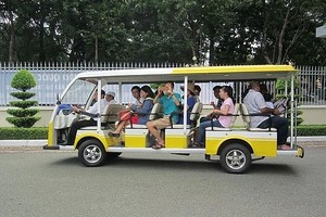 游客乘坐四轮电动车观光本市景点。（图：M.Q）