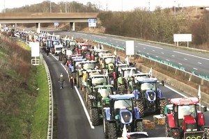 法国农民在巴黎郊外封堵道路抗议