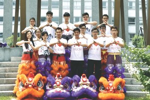 黄嘉良（前排右三）与胜义龙狮队成员留影。