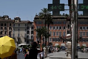 意大利西西里岛希拉库萨以48.8摄氏度创下欧洲大陆有记录以来的最高气温纪录。图为2023年7月17日，罗马街头测出当地气温为44摄氏度。（图：法新社）