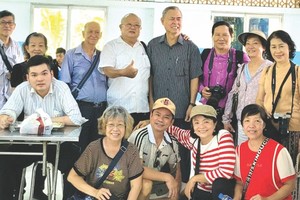 许励程(后排右五)与摄影会员参加慈善活动。