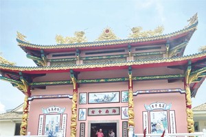 巍峨的富国华人相济会与海南会馆-关圣帝庙融为一体。