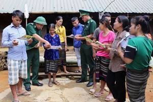 广治省边防部队向达克容县巴能乡民众宣传党的主张、政策和国家的法律。