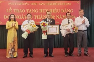 黄璇玑同志(右二)获55年党龄纪念章。