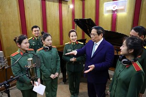 政府总理范明政与军队艺术文化大学学员交流。（图：杨江）