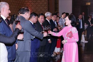 市委副书记、市人民议会主席阮氏丽和外国机构代表。（图：越通社）