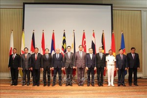 国防部副部长黄春战上将（右二）与出席第13次东盟—日本国防副部长会议的各国代表团团长合影。（图：越通社）