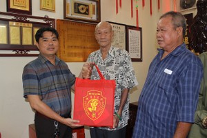 该宗祠理事长曾超锦向老人赠送礼物。