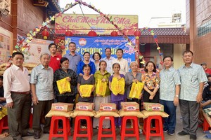 第八郡第十六坊各部门领导和崇正慈善会馆理事成员向穷人发送礼物。