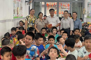 本报领导与将来特殊学校师生合照留念。