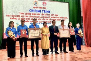 送给弱势劳工的1100份鸭蛋红烧肉创纪录