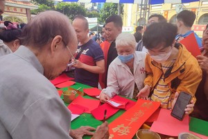 资深书法家张路挥毫泼墨。