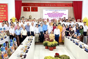 第五郡领导与各代表在聚会上合照。