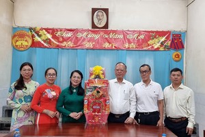 市越南祖国阵线委员会向穗城会馆拜年。