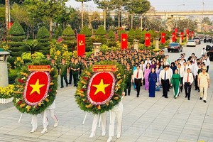 市领导代表团敬献鲜花、上香缅怀英雄烈士。（图：市党部新闻网）