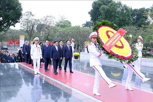 党政领导、原领导敬献花圈缅怀英雄烈士。