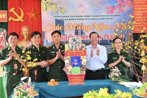 胡志明市人委会主席潘文迈富美港口边防站干部、战士拜年。（图：越勇）