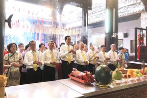 穗城会馆理事会举行祭拜仪式。