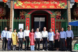 芹苴市委书记阮文孝向穗城会馆拜年。