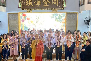 释慧功和尚与护法会同仁同贺新春。