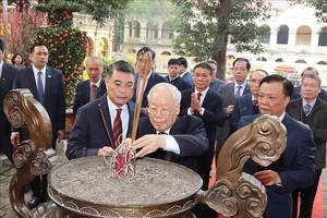  党中央总书记阮仲富在获公认为世界文化遗产的升龙皇城遗迹区敬天殿敬香。（图：越通社）