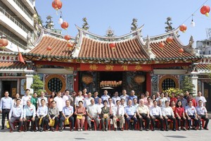 市、郡领导与各华人会馆新春合照留念。