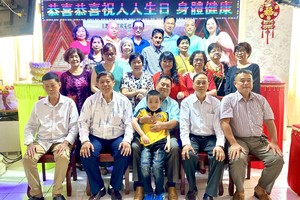 顾问会成员与全体团员在团拜会上合影。