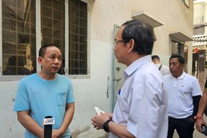 市委书记阮文年到现场向遇难者家属表达诚挚的慰问。（图：秋怀）