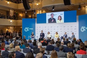 2月18日，慕安会主席克里斯托夫·霍伊斯根（中左二）在德国慕尼黑举行的第60届慕尼黑安全会议上发表闭幕致辞。（图：新华社）