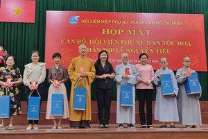 华人妇女积极参加社会活动