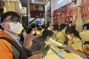 本市平盛郡眉红金铺客似云来购买黄金首饰。（图：黄雪）