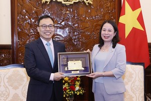 国家副主席武氏映春向韩国驻越南大使崔英三赠送纪念品。（图：越通社）