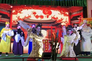 海南会馆元宵文艺晚会的《八仙贺寿》节目。