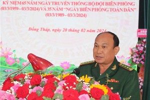 同塔省边防部队政委阮文明大校在会上发表讲话。（图：同塔报）