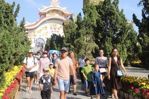 市民在炎热的天气下游逛本市旅游景点。（图：武凤）